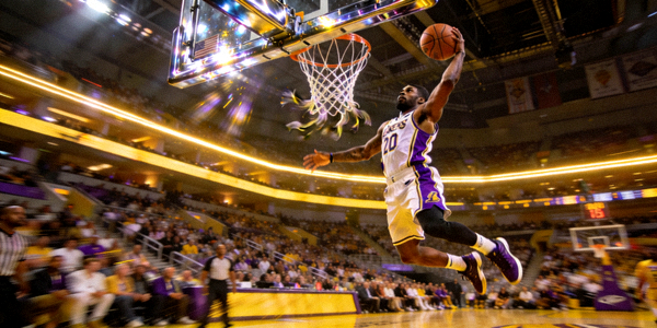 篮球比赛直播画面 - NBA球员扣篮的震撼镜头